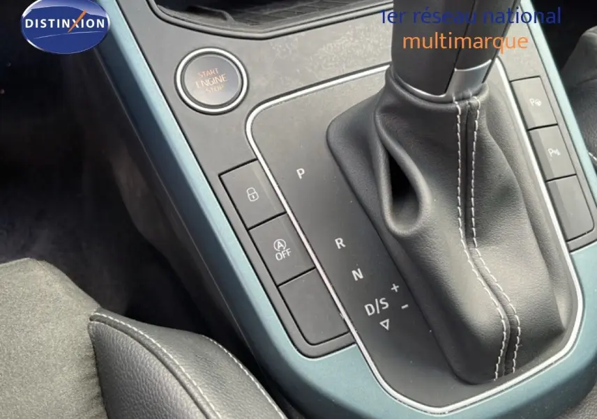 Gros plan sur la console centrale de la SEAT Arona 2025, montrant le levier de vitesse automatique et le bouton Start Engine Stop.