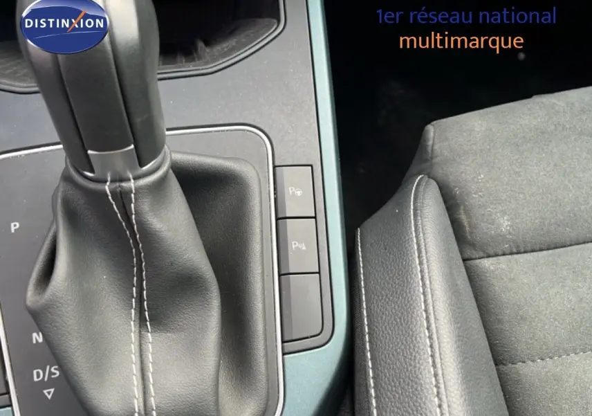 Gros plan sur le levier de vitesse automatique et la console centrale du SEAT Arona gris falaise avec toit blanc.