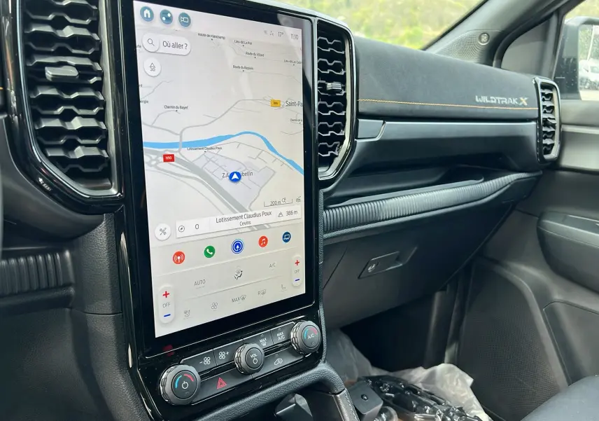 Vue intérieure du tableau de bord du Ford Ranger Wildtrak X 2025, écran tactile vertical avec navigation et finition Wildtrak X brodée.