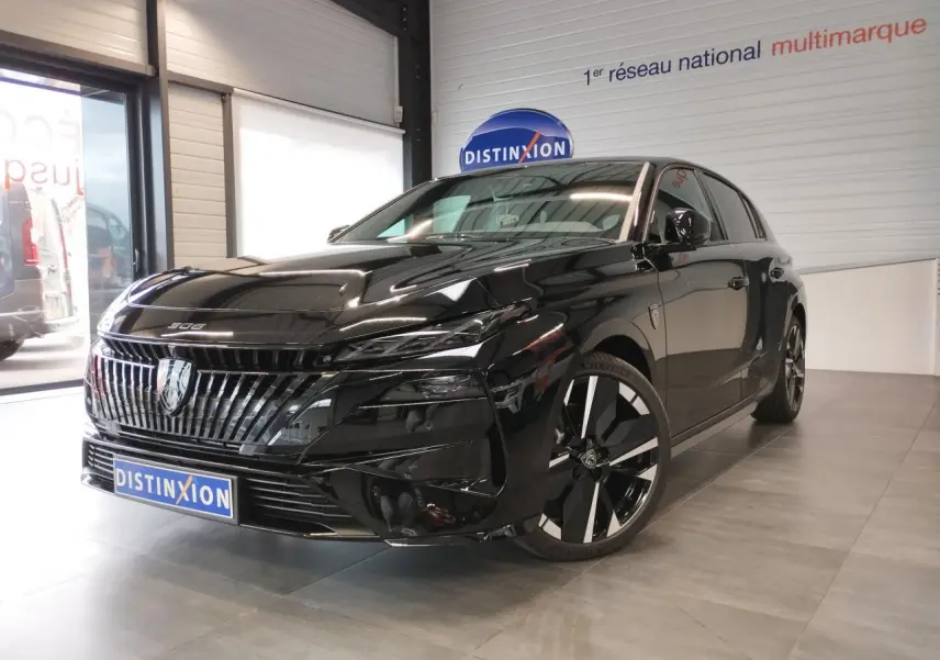 Peugeot 308 hybride noir métallisé vue 3/4 avant en intérieur avec calandre et jantes distinctives.