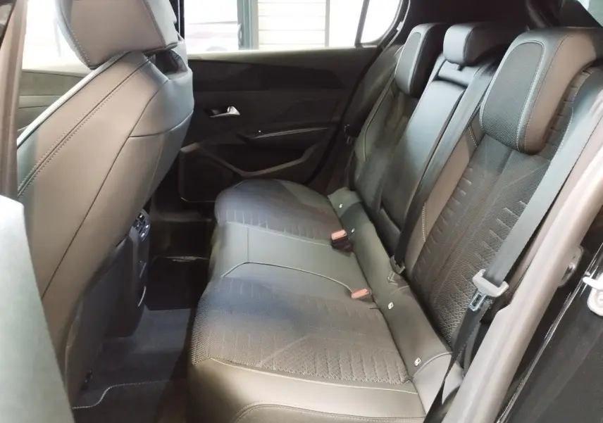 Vue intérieure côté droit des sièges arrière en tissu noir et similicuir du Peugeot 308 1.2i Hybrid 2026 noir métallisé.