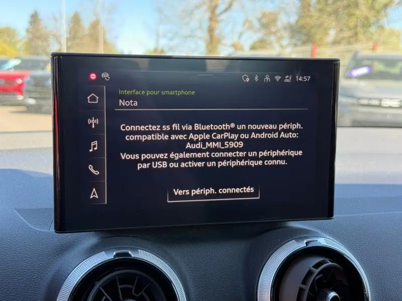 Écran central de l’Audi Q2 35 TDI 150ch S line 2025 affichant l’interface Bluetooth et options de connexion smartphone.