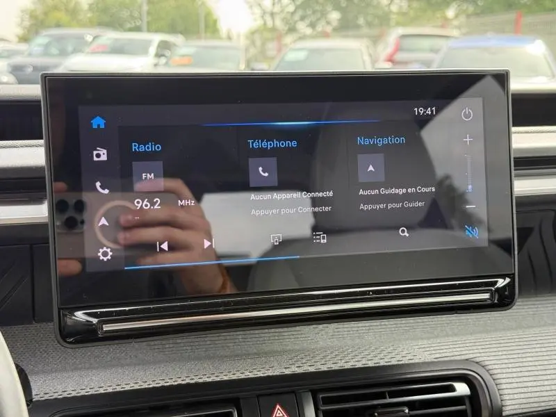 Écran tactile central de la Citroën C3 1.2 Turbo 100ch MAX affichant radio, téléphone et navigation.