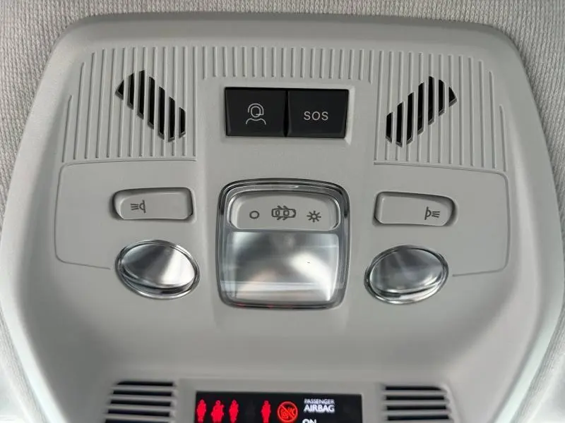 Vue en gros plan du plafonnier gris clair de la Citroën C3 1.2 Turbo 2025 avec boutons SOS et éclairage intégré.