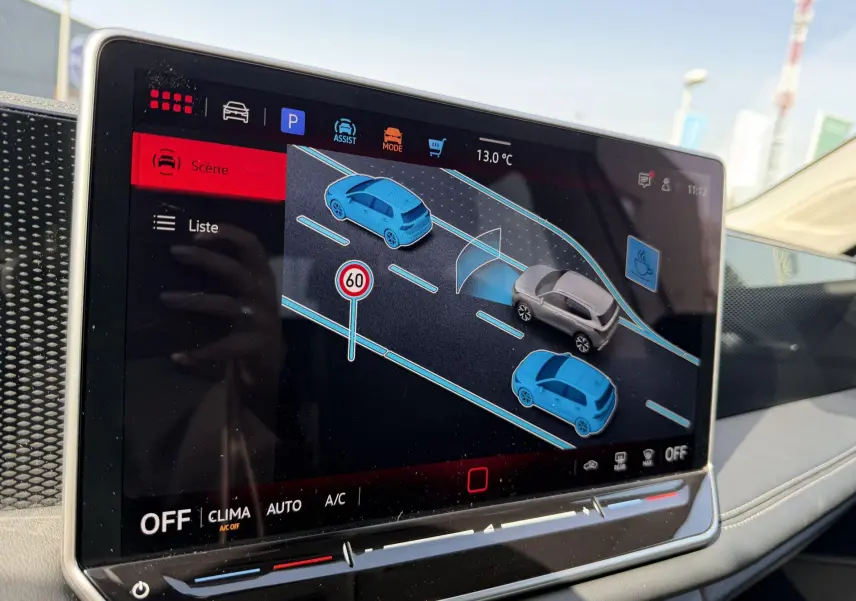 Écran tactile intérieur du Volkswagen Tiguan 2025 montrant l’assistant de stationnement avec vue 3D et signalisation 60 km/h.