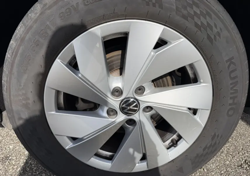 Gros plan sur la jante alliage 17 pouces gris clair du Volkswagen Tiguan 2025 avec pneu Kumho visible.
