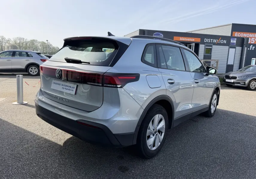 Vue 3/4 arrière droite du Volkswagen Tiguan gris 2025 avec feux arrière LED et jantes alliage 17 pouces.