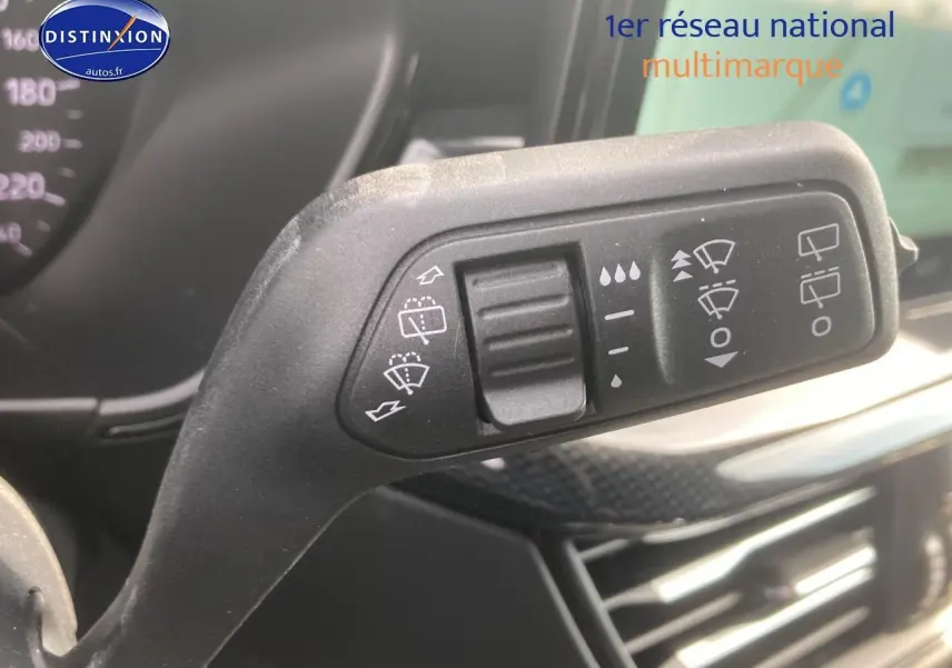 Gros plan sur la commande des essuie-glaces dans l'habitacle d'une Ford Focus gris 2025.