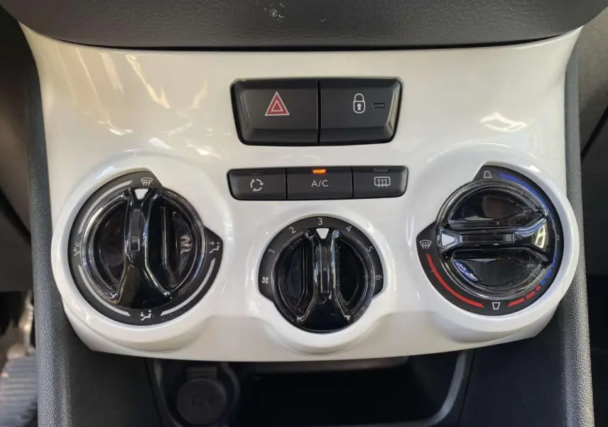 Commandes de climatisation blanches et noires du tableau de bord du Peugeot 208 2015 version Like essence.