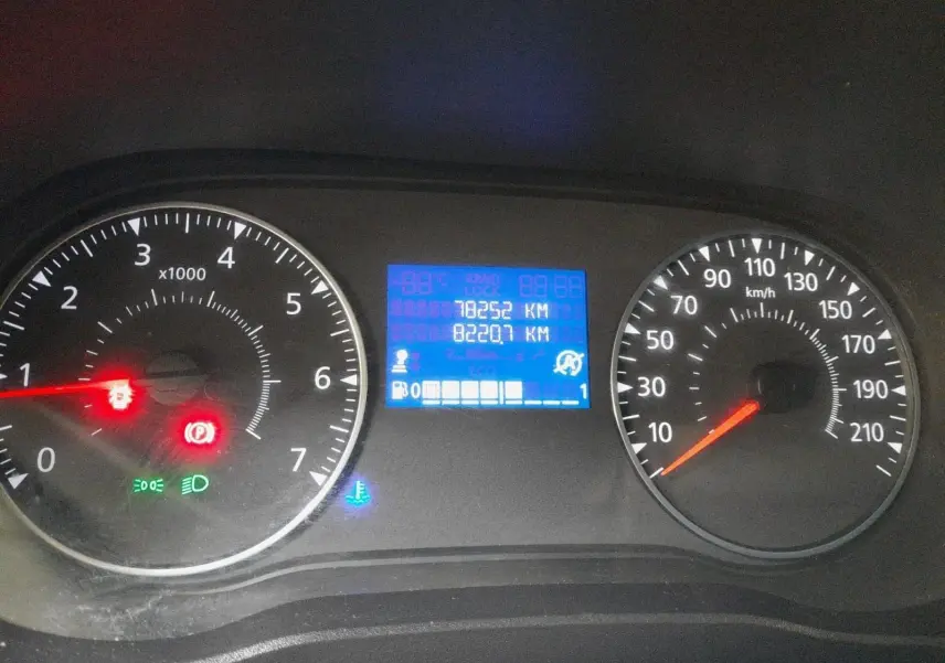 Tableau de bord du Renault Express Van blanc 2023 montrant compte-tours, vitesse et écran digital avec kilométrage.