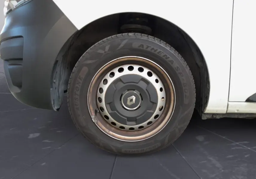 Gros plan sur la roue avant gauche blanche d'un Renault Express Van 2023 avec jante acier et logo Renault central.