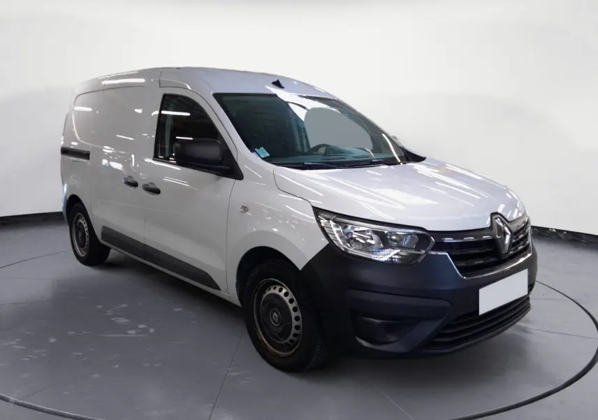 Renault Express Van blanc en 3/4 avant droit, fourgonnette utilitaire avec pare-chocs noirs et jantes tôles.