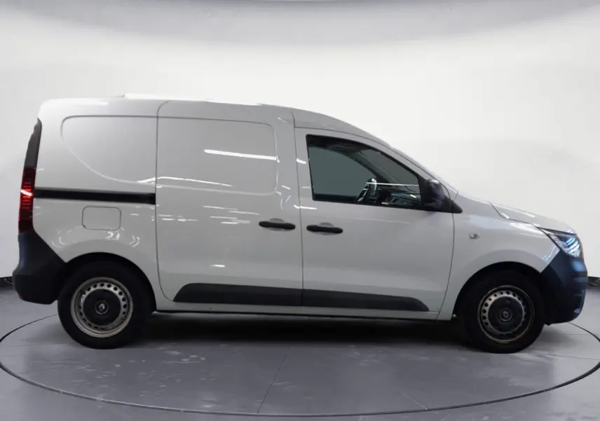 Profil côté gauche d'un utilitaire Renault Express Van blanc 2023 avec portes coulissantes et jantes acier noires.