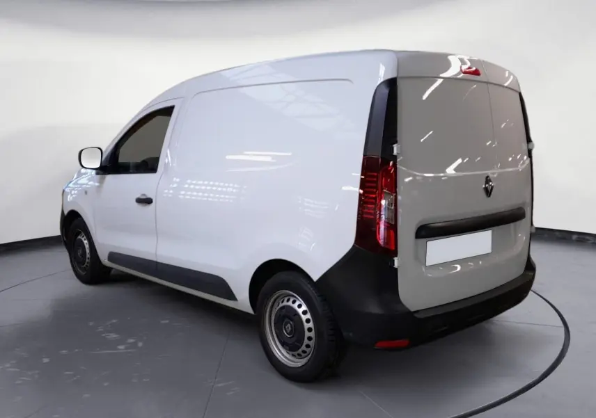 Renault Express Van blanc vu en 3/4 arrière droit, fourgon utilitaire compact avec feux arrière verticaux et pare-chocs noirs.