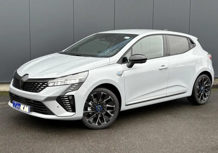 Renault Clio 2025 gris Rafale vue 3/4 avant droit avec jantes alliage noires et calandre noire brillante