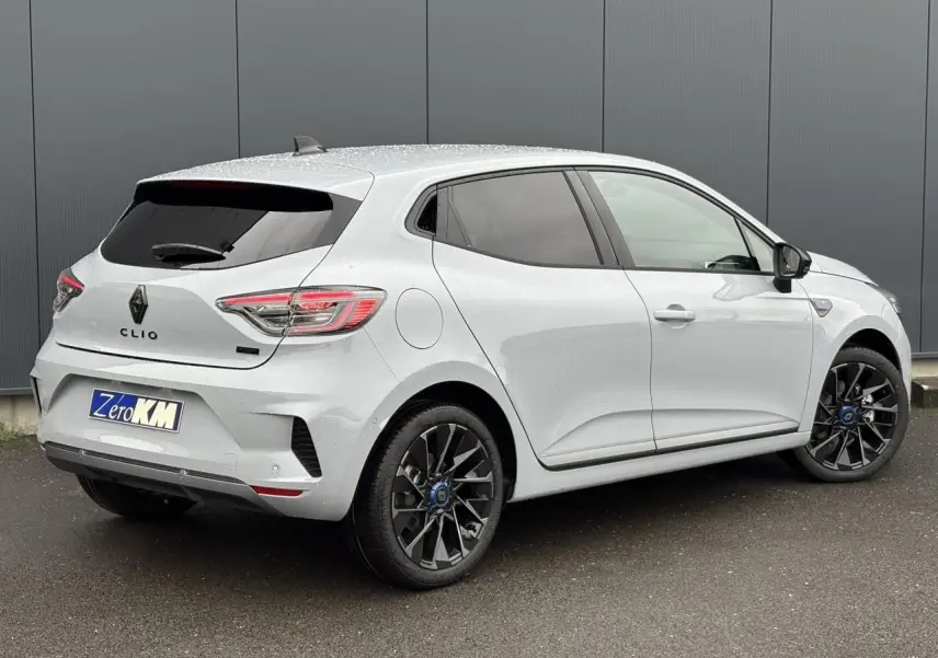 Renault Clio V hybride Gris Rafale vue 3/4 arrière droit avec jantes alliage noires et vitres surteintées
