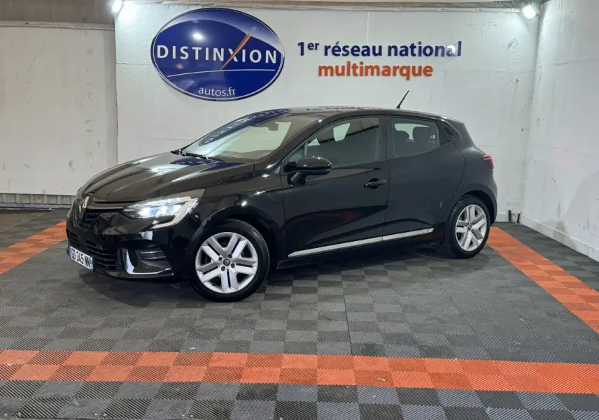 Renault Clio Business E-Tech hybride noir vue 3/4 avant droit, avec jantes argentées et feux LED allumés.