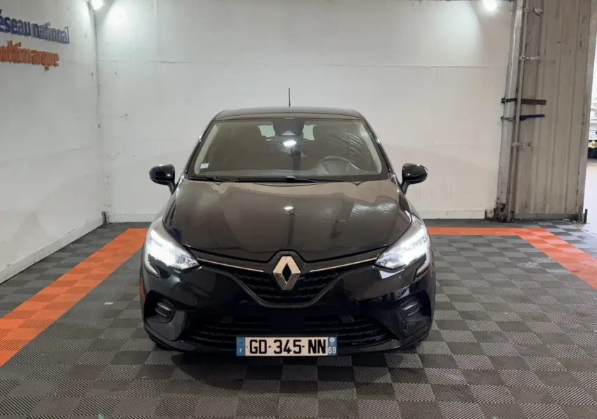 Renault Clio Business E-Tech hybride noire vue de face, phares LED allumés dans un garage.