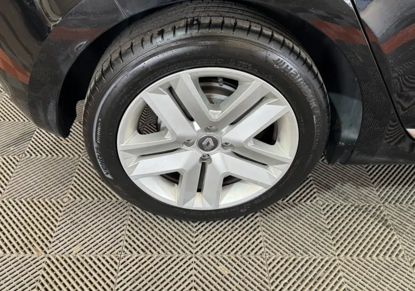 Gros plan sur la roue avant droite de la Renault Clio Business E-Tech hybride noire, avec jante argentée et pneu Hankook.