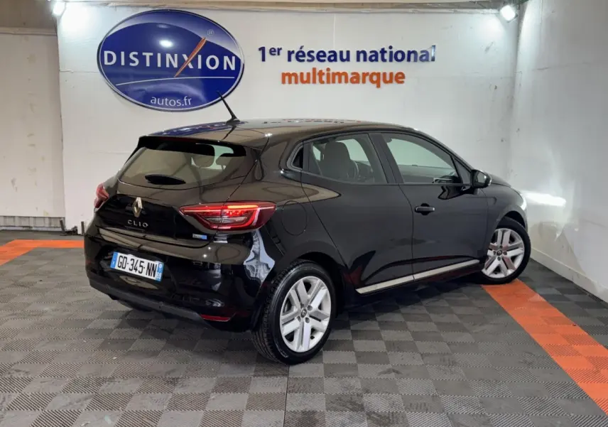 Renault Clio Business E-Tech hybride noir vue 3/4 arrière droit dans un showroom avec sol gris et orange.