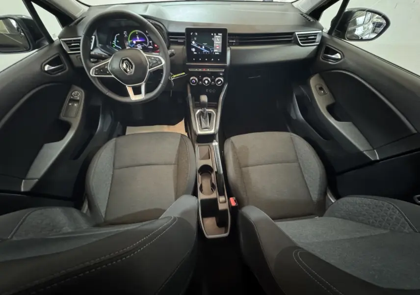 Vue intérieure avant de la Renault Clio Business E-Tech hybride 2021, tableau de bord noir avec écran tactile central et volant multifonctions.