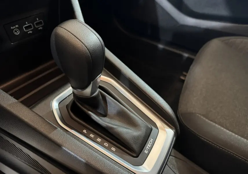 Gros plan sur la commande de boîte automatique noire avec logo E-TECH dans l’habitacle d’une Renault Clio Business hybride.