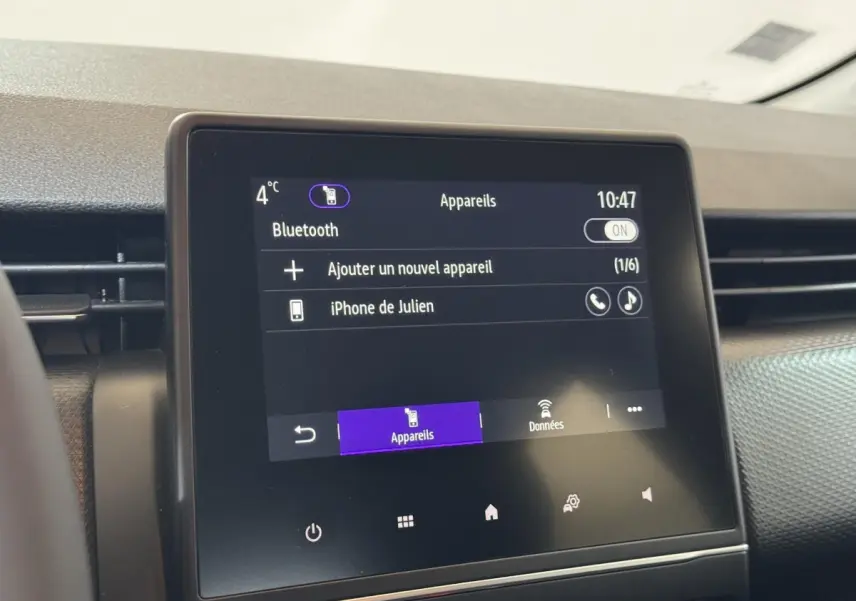 Écran tactile central de la Renault Clio Business E-Tech hybride 2021 affichant le menu Bluetooth, vue intérieure rapprochée.