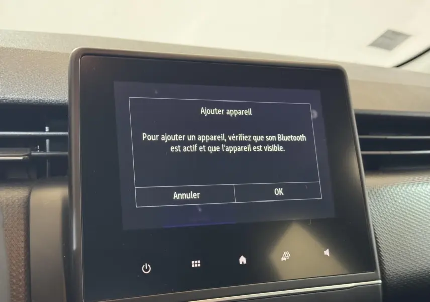Écran tactile central du tableau de bord de la Renault Clio Business E-Tech hybride 2021 affichant une demande d'ajout d'appareil Bluetooth.