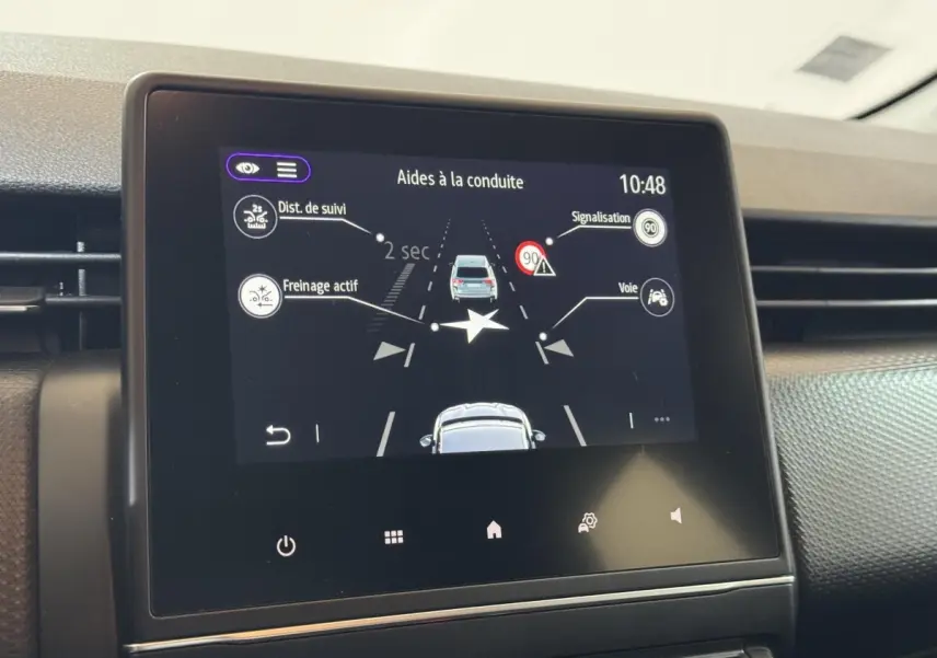 Écran tactile central de la Renault Clio Business E-Tech hybride 2021 affichant les aides à la conduite.