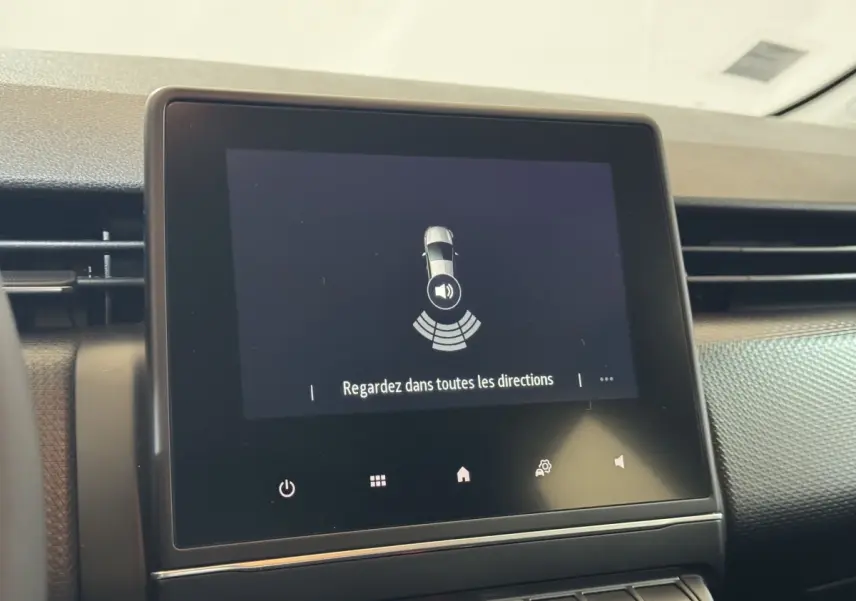 Écran tactile central de la Renault Clio Business E-Tech hybride 2021 montrant l'alerte de détection d'obstacles.