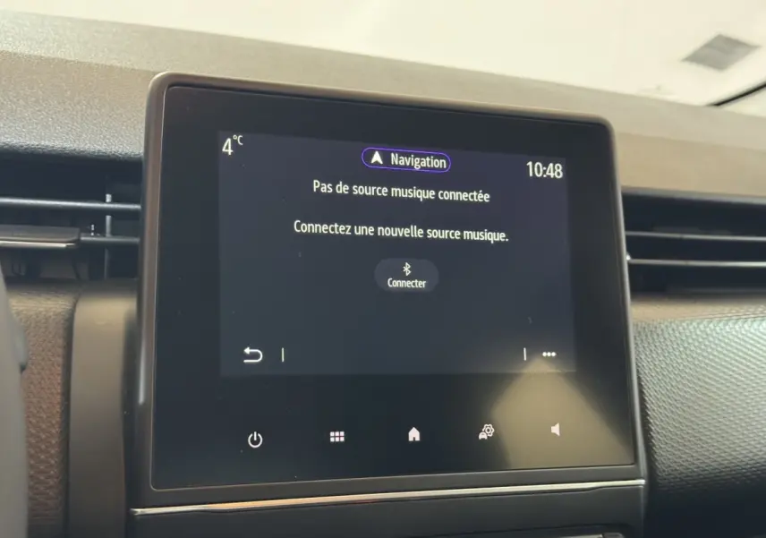 Écran tactile central de 7 pouces de la Renault Clio Business E-Tech hybride 2021 affichant le menu de connexion Bluetooth.