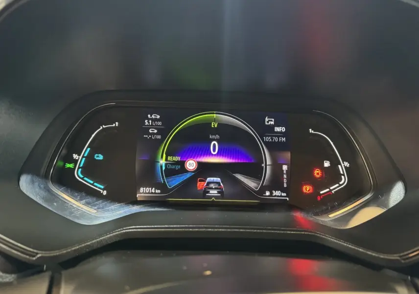 Vue rapprochée du tableau de bord numérique de la Renault Clio Business E-Tech hybride 2021 avec affichage multifonctions coloré.