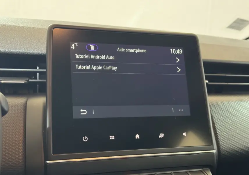 Écran tactile central de la Renault Clio Business E-Tech hybride 2021 affichant les tutoriels Android Auto et Apple CarPlay.
