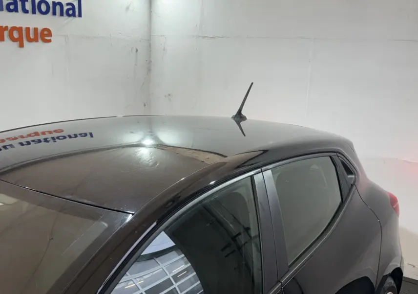 Vue 3/4 arrière droite d'une Renault Clio Business E-Tech hybride 2021 noire, avec antenne de toit visible.