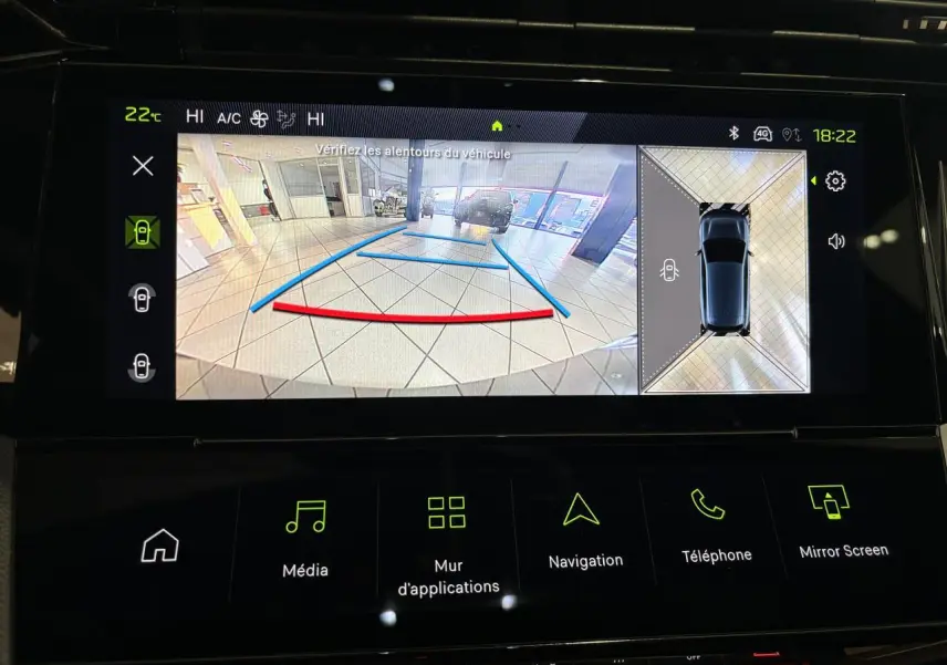 Écran tactile intérieur montrant la caméra de recul et la vue 360° du Peugeot 308 hybride blanc.