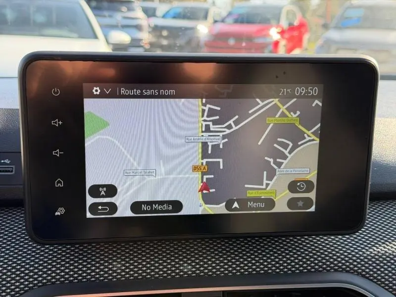 Écran tactile central du tableau de bord du Dacia Jogger 2025 affichant la navigation GPS en mode carte.