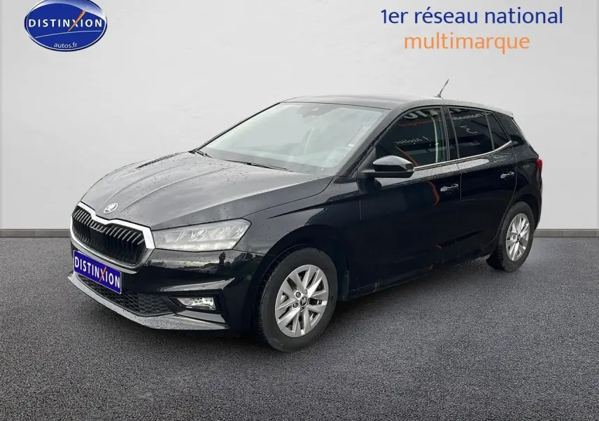 SKODA Fabia noire vue en 3/4 avant droit, avec jantes alu et vitres teintées sur fond neutre.