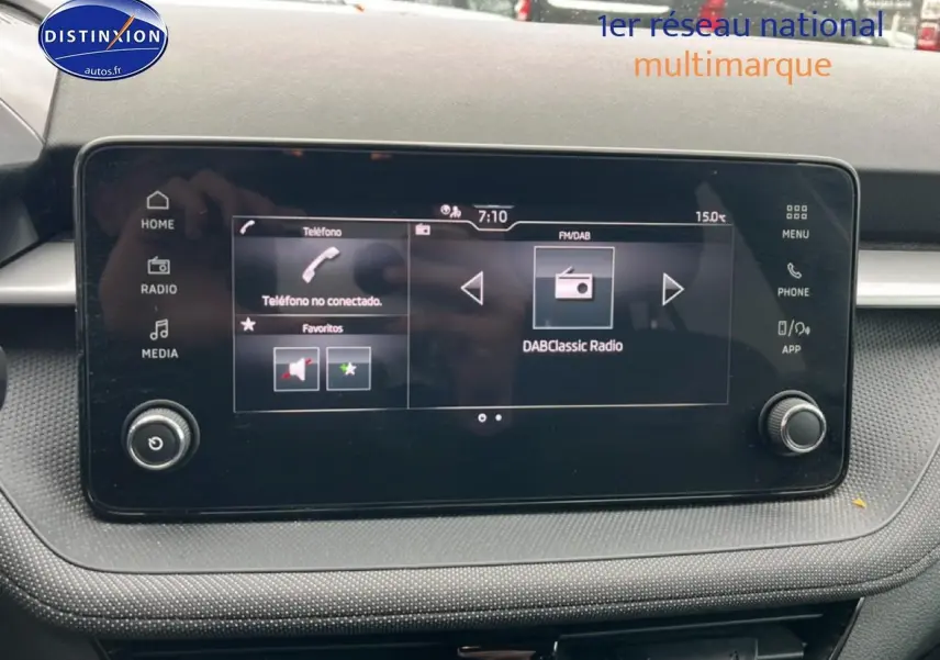 Écran tactile central du tableau de bord de la Skoda Fabia noire 2025, affichant les options radio et téléphone.