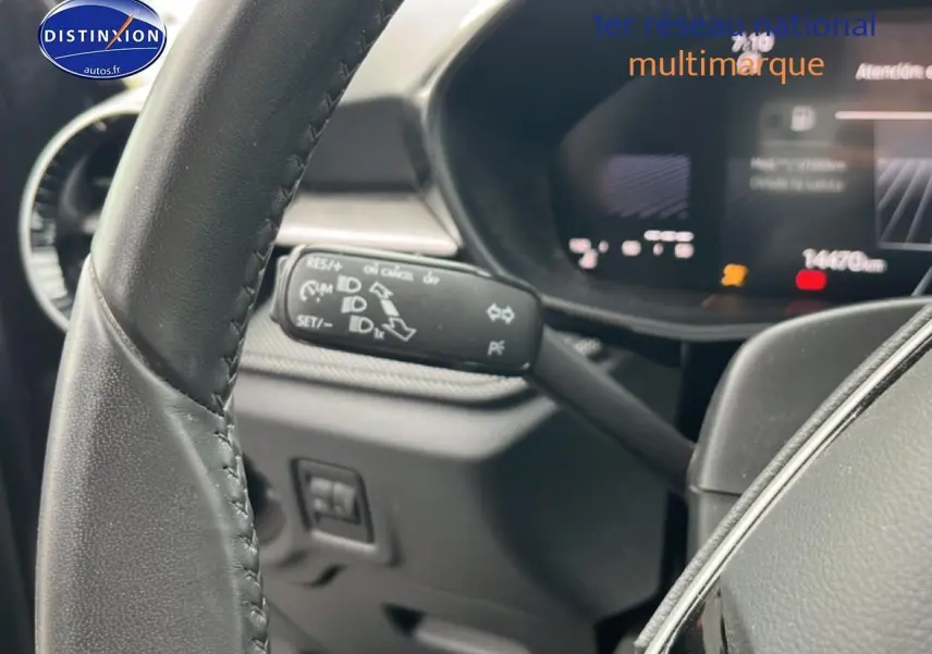 Gros plan sur le volant cuir et le combiné d'instruments numérique d'une Skoda Fabia noire, version 2025.