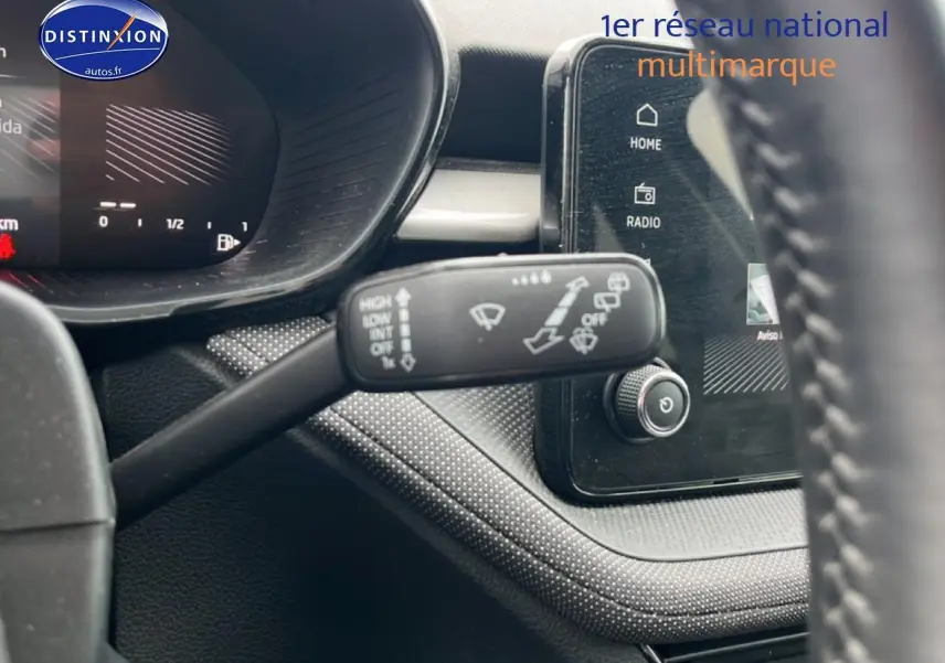 Gros plan sur la commande d’essuie-glace à gauche du volant dans l’habitacle noir d’une Skoda Fabia 2025.