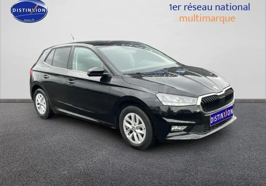 Vue 3/4 avant gauche d'une Skoda Fabia noire 2025 avec jantes alu et calandre chromée sur fond neutre.