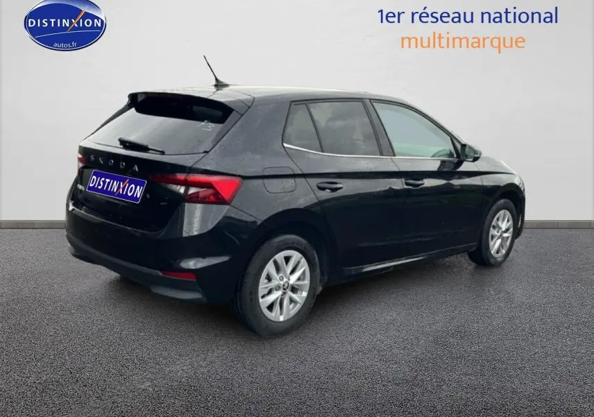 Vue 3/4 arrière droite d'une Skoda Fabia noire 2025 avec jantes alu et feux arrière LED distinctifs.