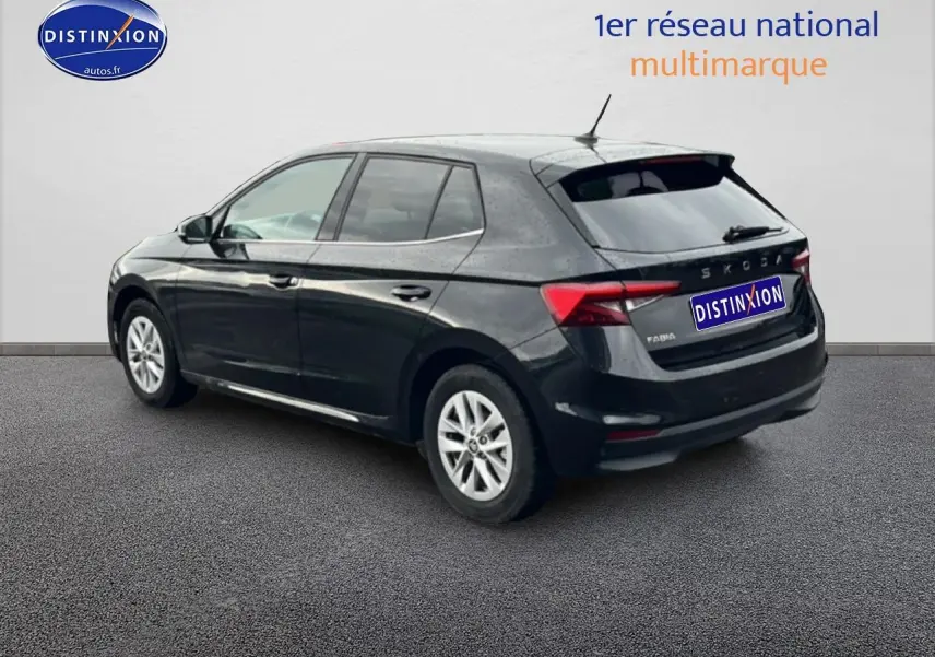 Vue 3/4 arrière droite d'une Skoda Fabia noire 2025 avec jantes alu et feux arrière LED sur fond neutre.