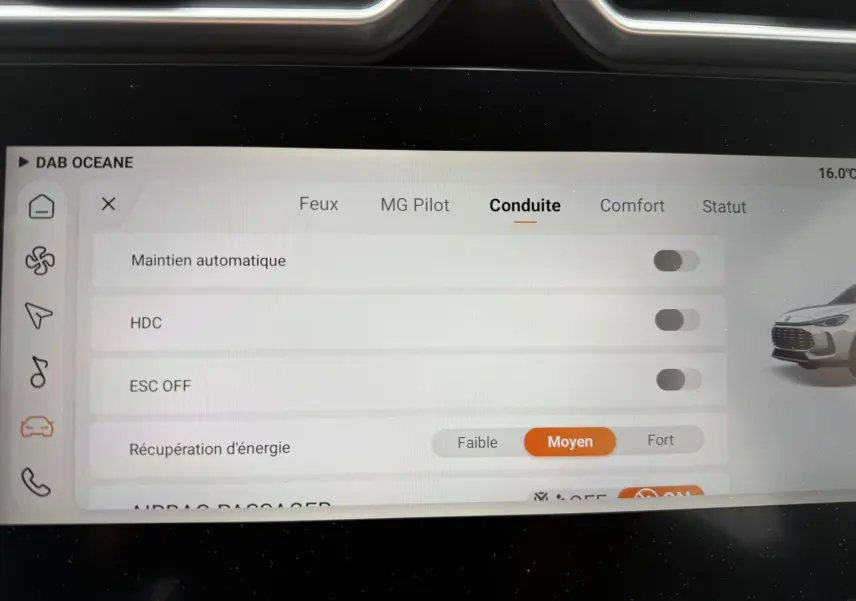 Écran tactile intérieur du MG ZS 2026 affichant les réglages de conduite avec illustration du véhicule en gris clair.