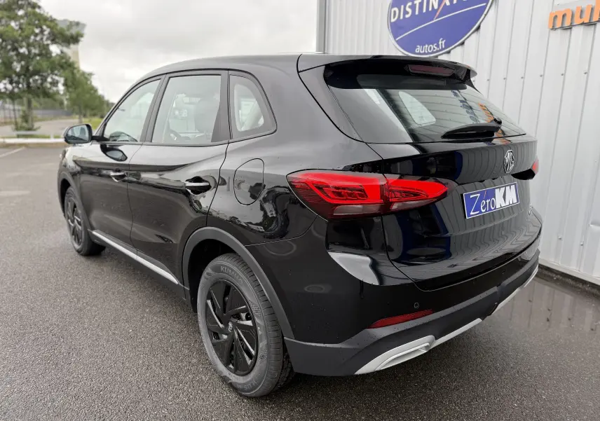 Vue 3/4 arrière droite du MG ZS 1.5L HYBRID+ 2026 en Pebble Black Metal avec feux LED et jantes noires.