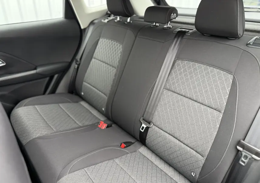 Vue intérieure du siège arrière droit du MG ZS 2026 en tissu gris avec surpiqûres et ceinture de sécurité noire.