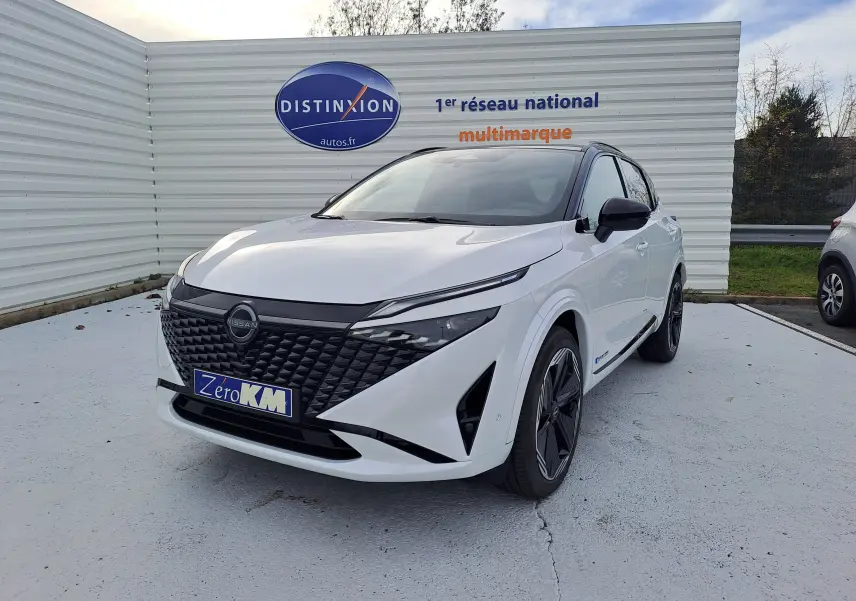 Nissan Qashqai blanc nacré avec toit noir, vue 3/4 avant droit, calandre noire et jantes stylisées.