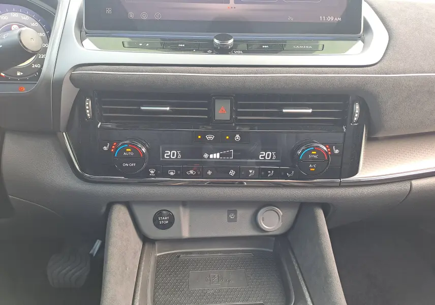 Tableau de bord du Nissan Qashqai 2025, vue centrée sur la console de climatisation digitale et le bouton start/stop.
