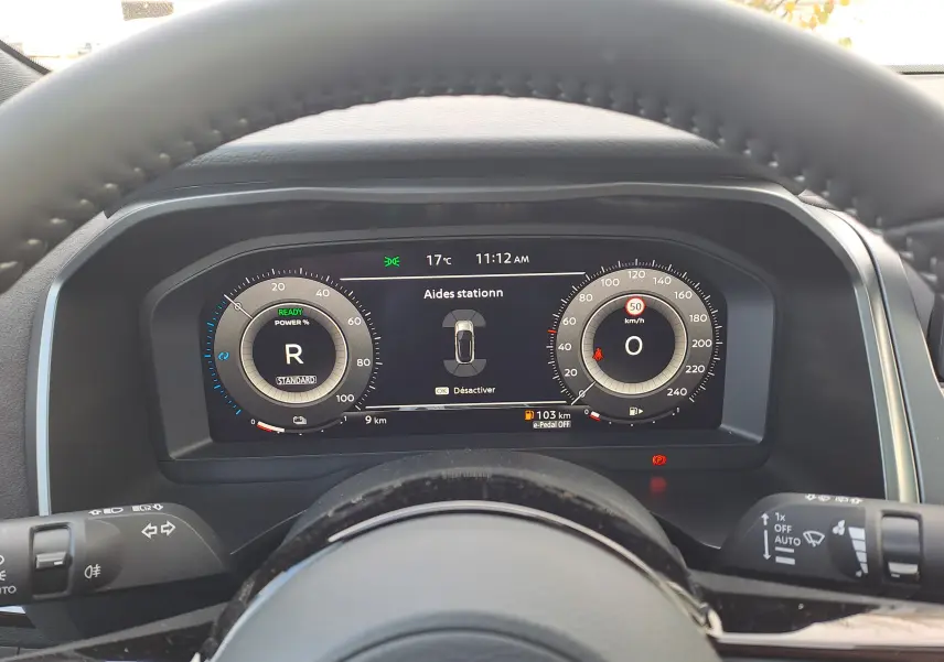 Vue du tableau de bord numérique du Nissan Qashqai 2025, affichage des aides à la conduite et vitesse à 0 km/h.