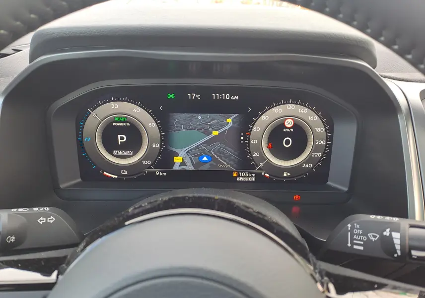 Tableau de bord numérique du Nissan Qashqai 2025, affichage central avec navigation et compteurs ronds modernes.